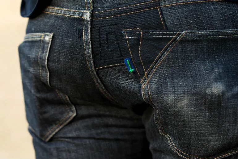 Задние карманы на мужских джинсах. Заплатка на джинсы на кармане заднем. Заплатки на задние карманы джинс. Джинсы с карманами. Задние карманы джинс