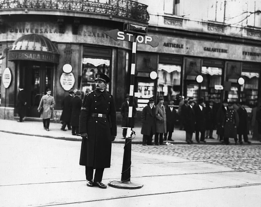 Первый электрический магазин. Первый светофор в Лондоне в 1868 году. Первый светофор в мире. Первый светофор в Москве 1929. Первый светофор в Англии.