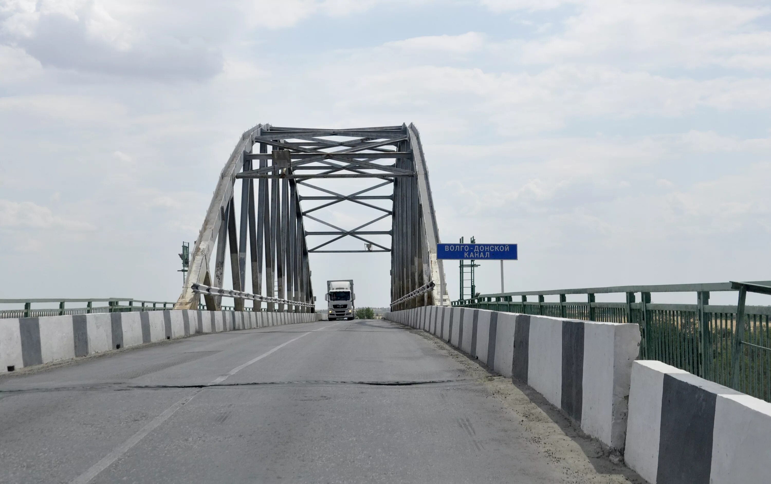 четыре четырки две растопырки. загадка о стуле для дошкольников. загадки о животных. горбатый мост октябрьский. загадка про журавлика.