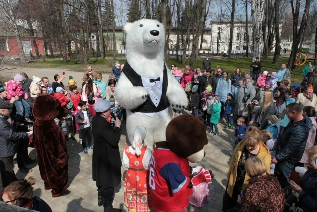 День медведя. Всемирный день медведя. Праздник день медведя в России. С праздником Медвежонок. День медведя сценарии