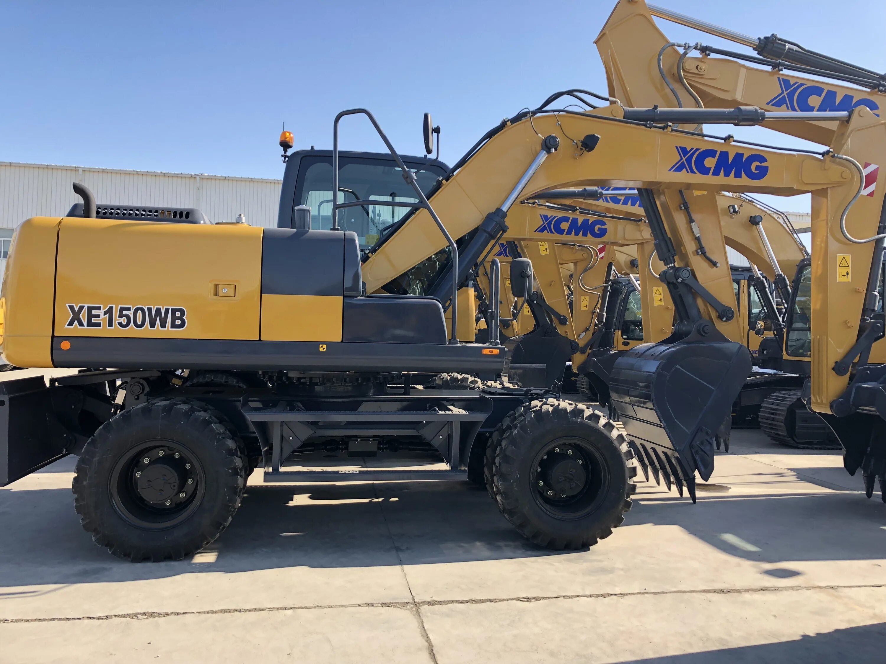 Колесный экскаватор xcmg xe150wb. XCMG xe150. Экскаватор колесный XCMG xe150wd. Xe150wb. Экскаватор xe180wd.