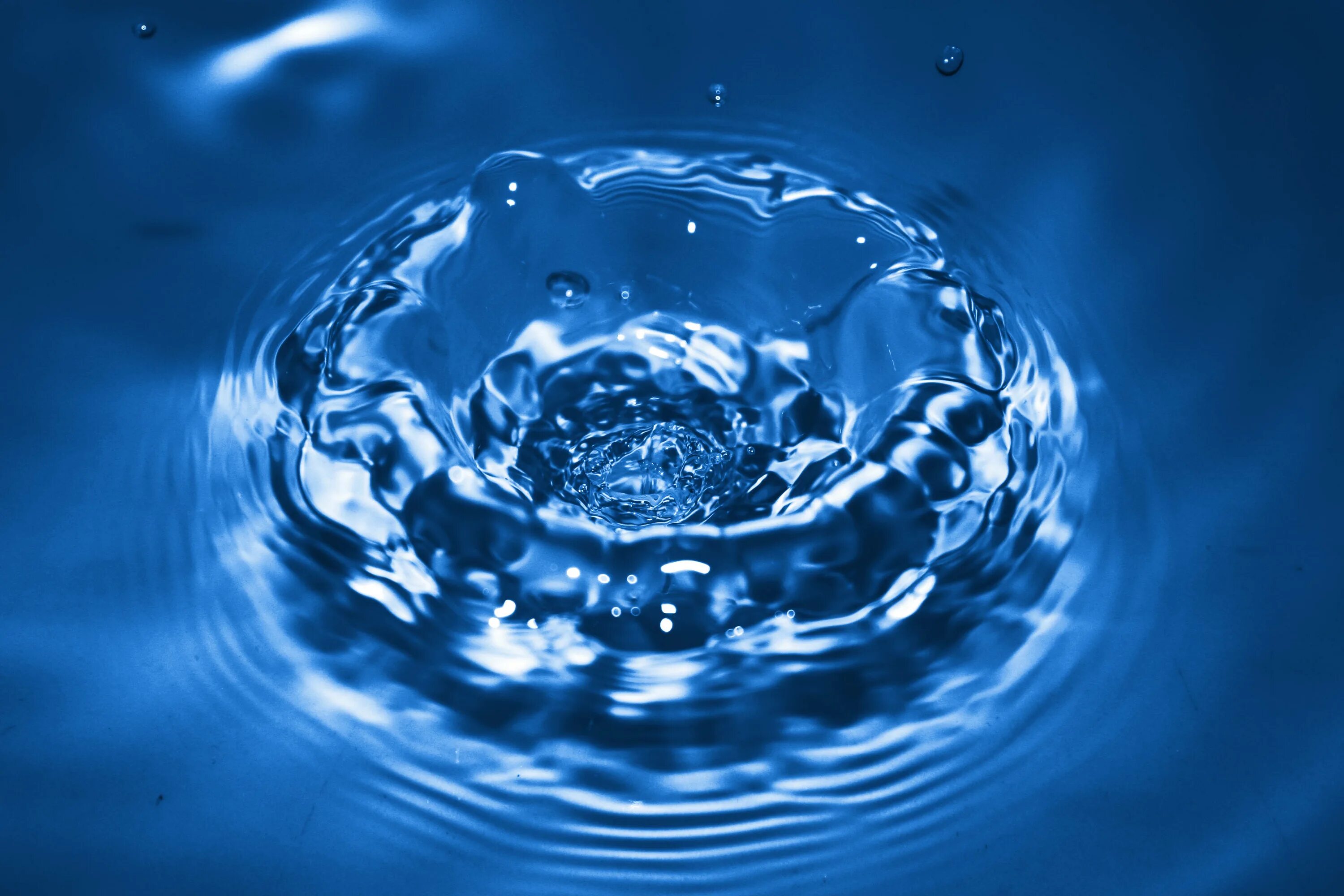 D вода. Фон капли воды. Жидкое состояние воды фото. Реалистичная физика воды. Вода видео.