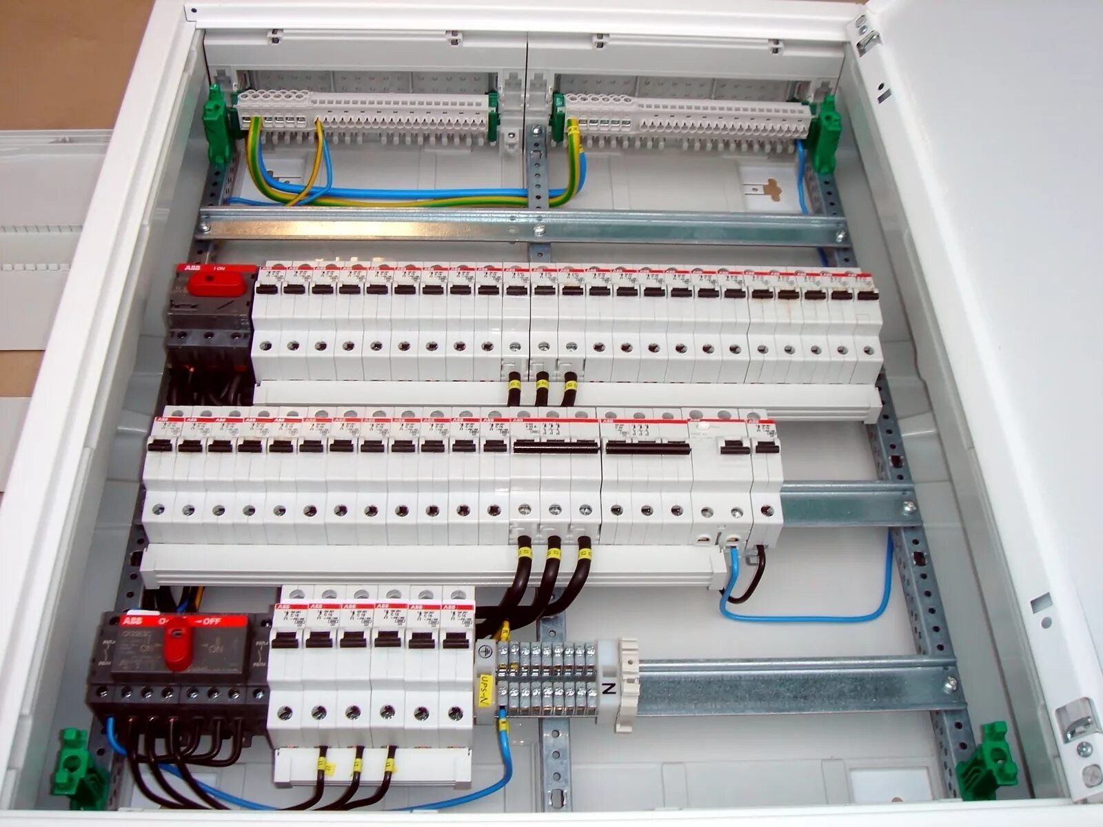 Щит ABB at42. Сборка щита с клемами 216 групп. Щит вводно-распределительный ЩР-2 ABB. Распределительный щит ABB 380в. Фото щитка электрического