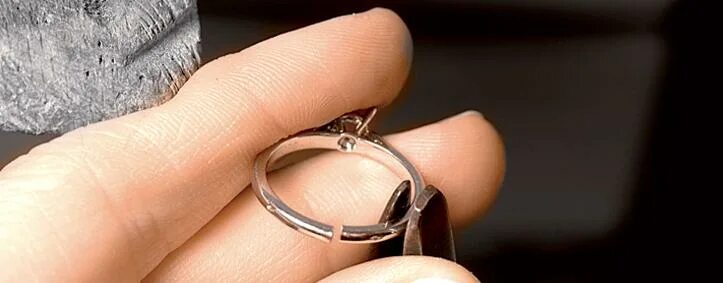 Можно увеличить кольцо золотое. Увеличитель размера кольца. Уменьшение размера кольца. Уменьшение размера кольца с камнем. Уменьшение золотого кольца.