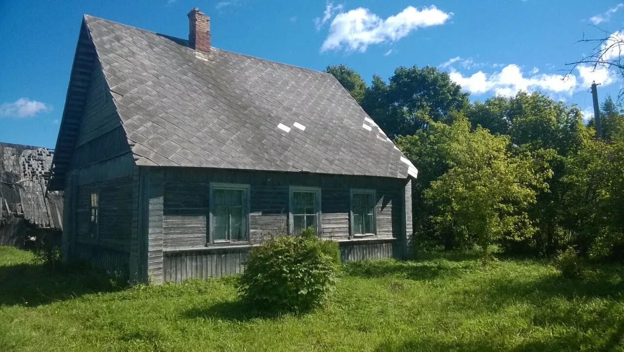 Дом в пригороде орла. Домик на окраине деревни. дом на краю деревни. дом на окраине земли. деревенские хутора в псковской обл.