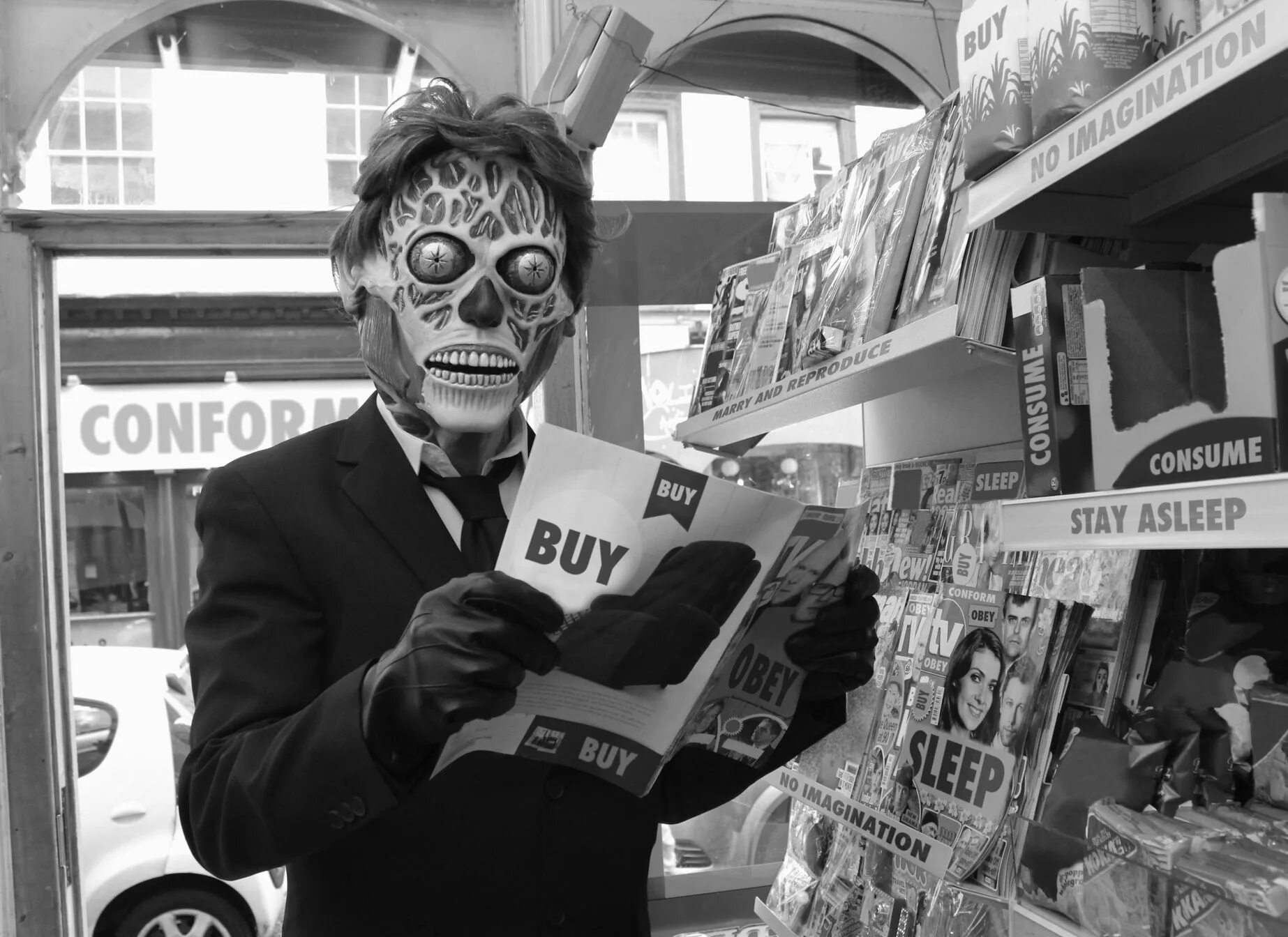 They Live очки. Чужие среди нас Мем. Чужие среди нас Obey. Чужие среди нас кадры. They live in russia