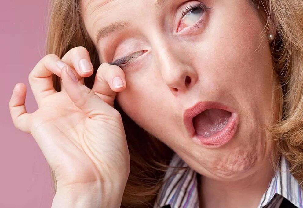 Ковид коньюктивит конъюнктивит. Глаз дергается от ребенка. Женщина в расстройстве. Разочарованная женщина. Девушка в стрессе.