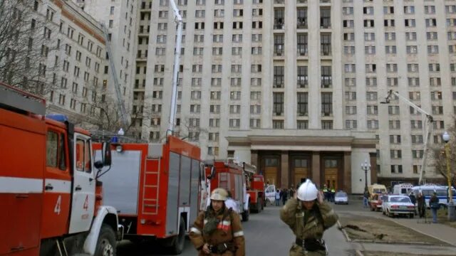 Пожар в мгу 2006. Пожар в учебном заведении. Пожар в мгу 2006. Пожар в мгу 2006. Комсомольская площадь москва ,пожар 20.
