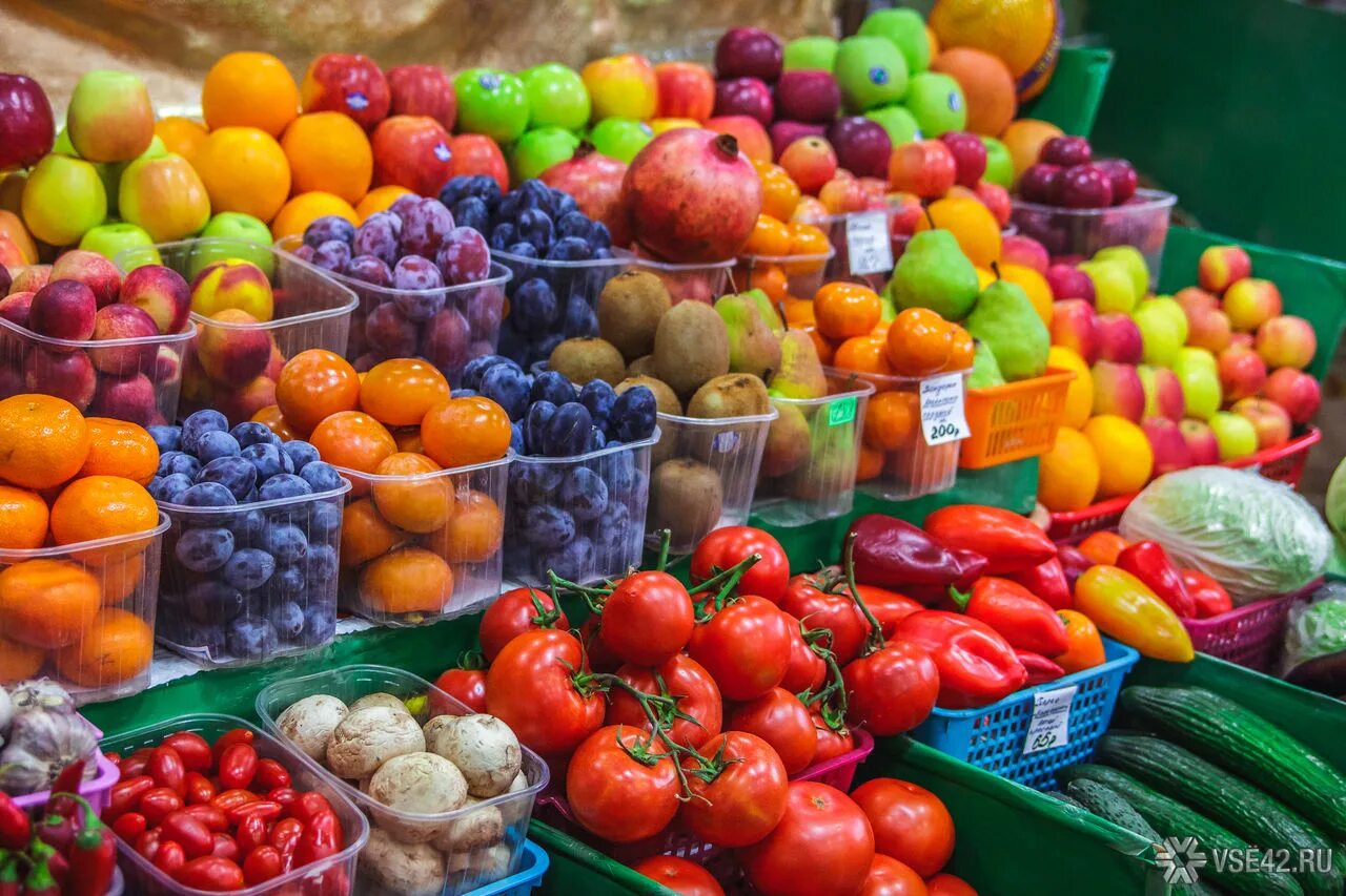 Ассортимент фруктов и овощей. Прилавок с фруктами. Прилавок с овощами и фруктами. Овощи на рынке.