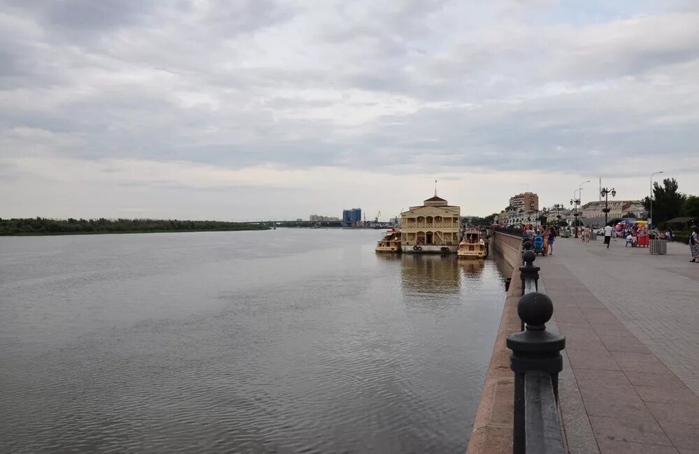 Протока царев астрахань. Река волга астрахань. Набережная реки волга астрахань. Река кутум в астрахани. Волга волга астрахань.