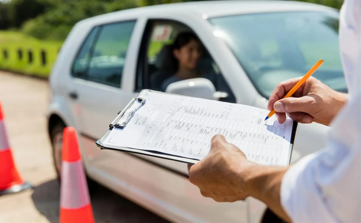 Курсы вождения. Подписание договора с автошколой. Подписать договор автошкола люди.