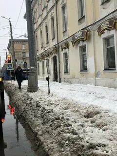 Снег на тротуаре