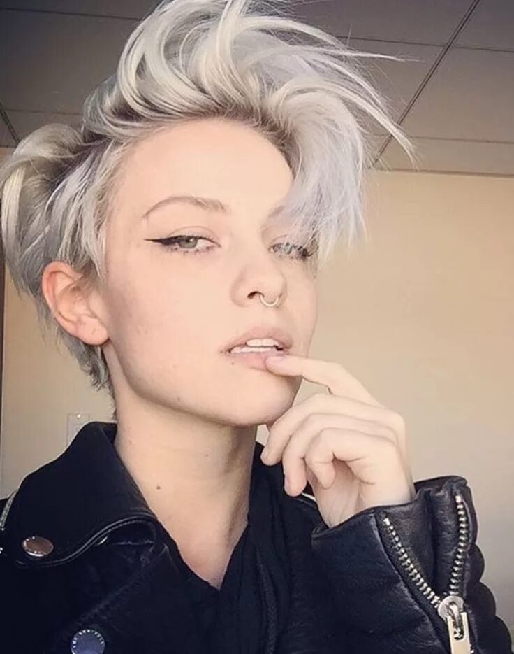 Ультракороткая стрижка пикси. Ультракороткие женские стрижки 2018. Пикси седой блонд. Девушка с белыми волосами. Блондинка с короткими волосами.