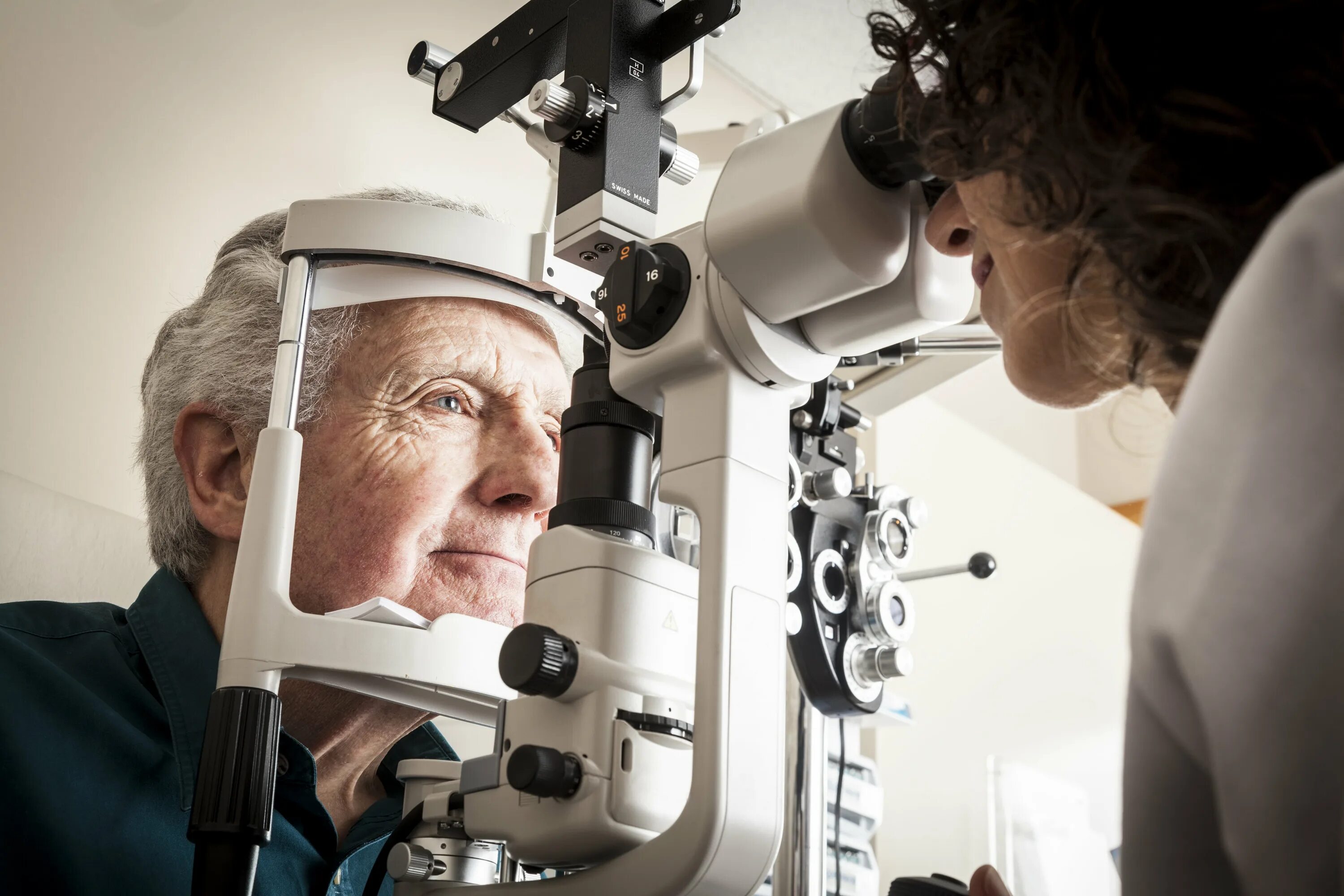 Пожилой человек у офтальмолога. Катаракты офтальмология. Зрение после 60 лет