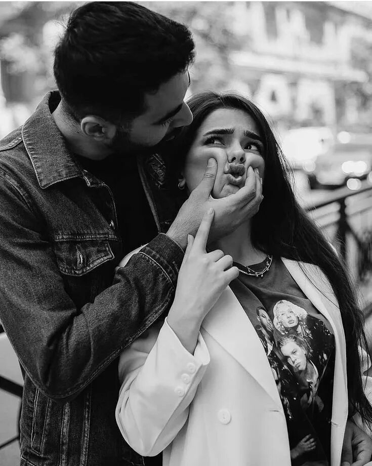 Пара влюбленных. Молодая пара фото темное. Парень и девушка. Сердце в руках. Мужчина и женщина любовь на берегу моря.