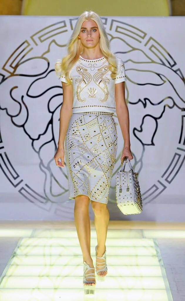 Платье версаче. Версаче 2021-2022. Лету версаче. Донателла версаче 2022. Коллекция версаче.