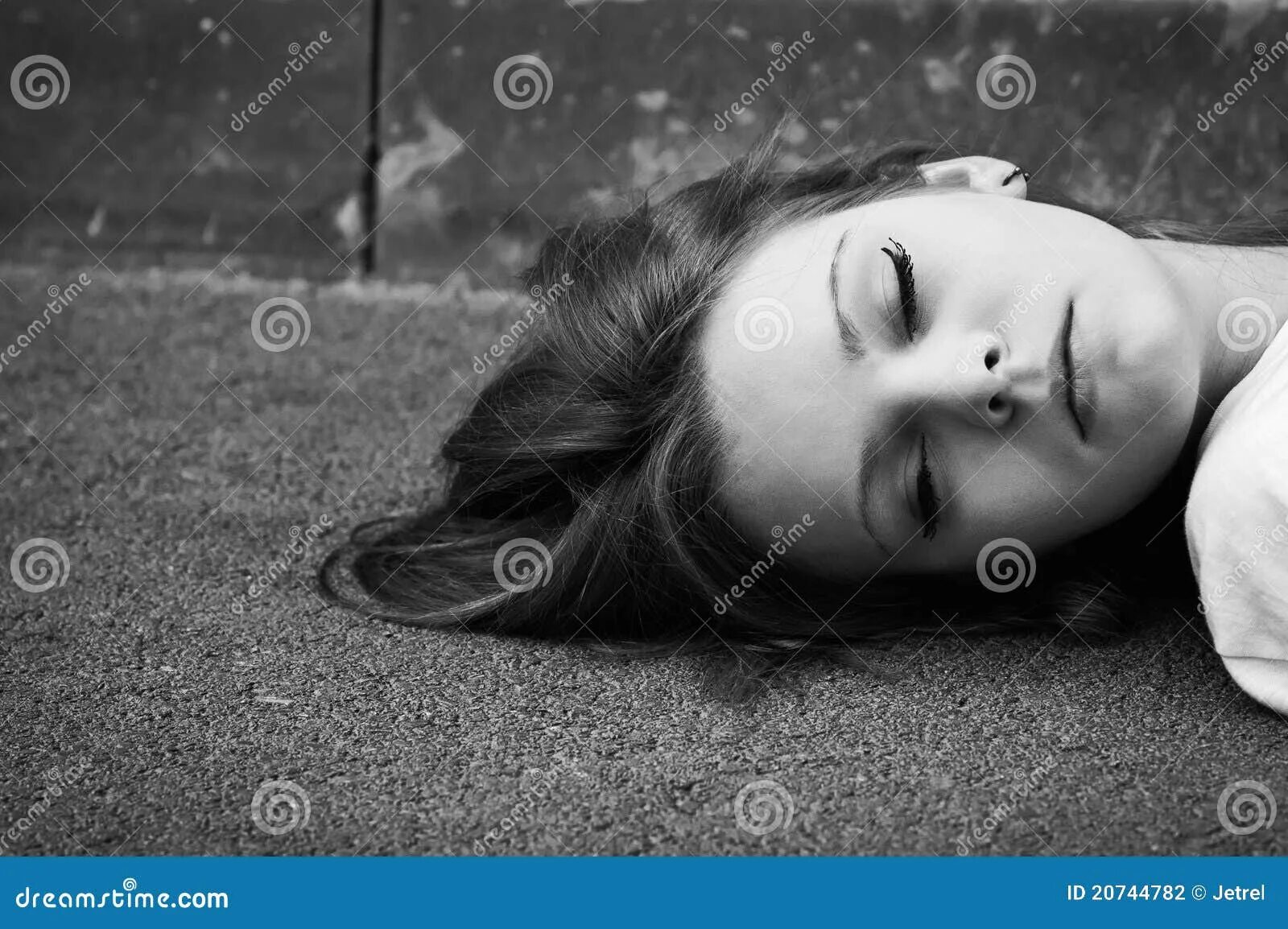 Девушка лежит на обочине. Лежит на обочине девушка. Лежит на обочине девушка. Парень и девушка лежат на дороге. Лежачая девушка.