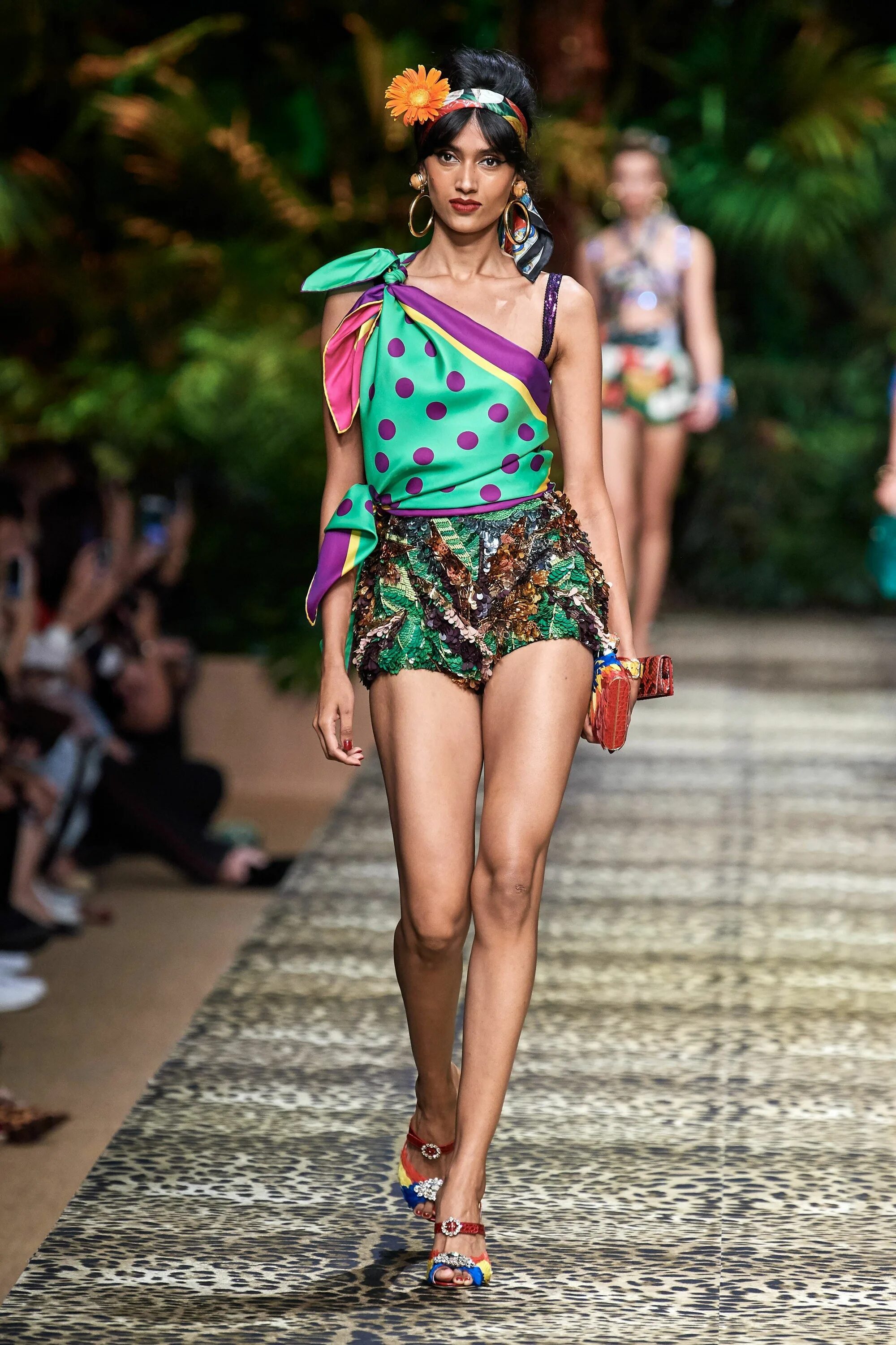 Какая одежда цвета она вся. Фенди 2018. Тренды лета 2020 одежда. Самые модные тренды 2020. Blumarine spring 2020.