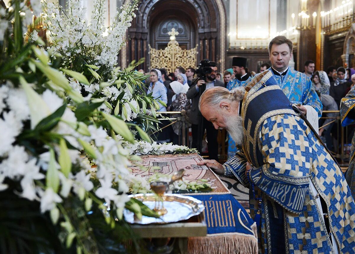 Какой сегодня праздник в россии церковный апреля. Храм Успения Пресвятой Богородицы. Успение Пресвятой Богородицы богослужение. Успение Пресвятой Богородицы храм Христа Спасителя. Успение Пресвятой Богородицы литургия.