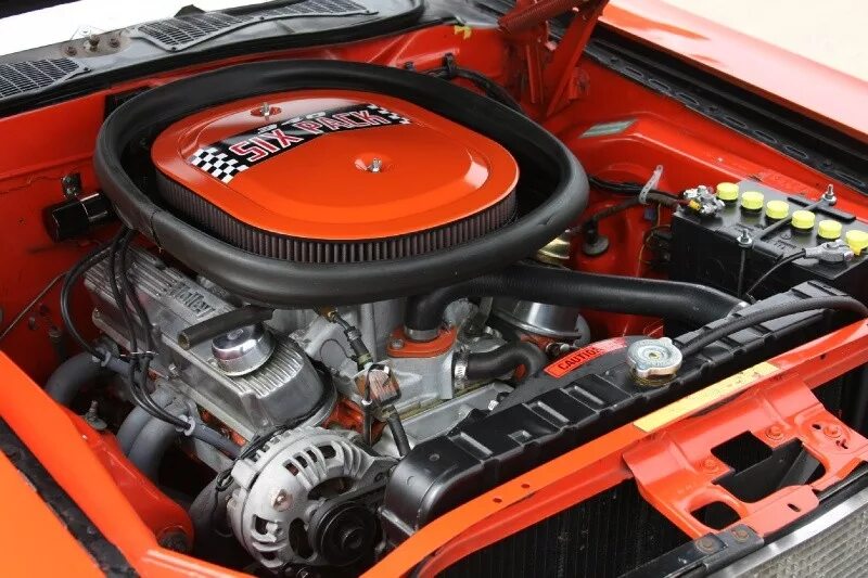 Додж челленджер двигатель. Двигатель Додж Челленджер 1970. Мотор dodge Challenger 1969. Dodge Challenger 1970 мотор. Двигатель dodge Challenger.