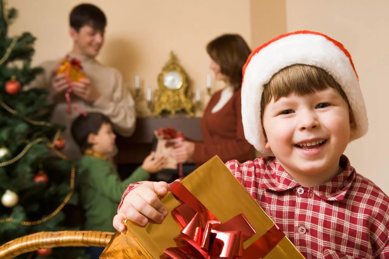 Деду морозу дарят подарки. Новый год дети. Подарки для детей. Новогодние подарки для детей. Новый год праздник для детей.