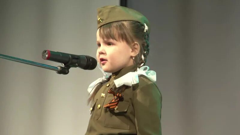 День победы в исполнении детей. Дети поют. Дети поют Катюшу. Дети в военной форме поют. Дети поют день Победы.