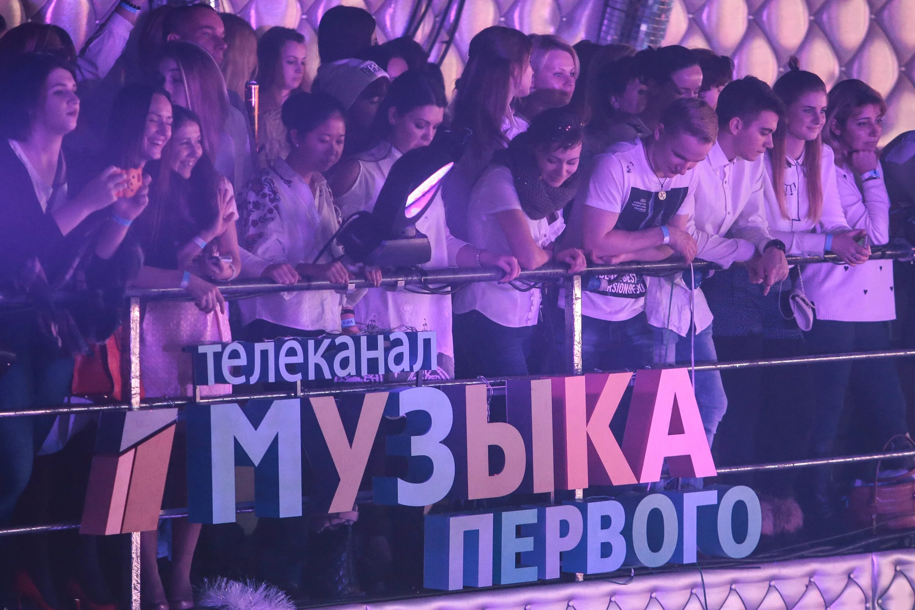 Шоу музыка первого. Телеканал музыка первого. Музыка первого логотип. Первый канал музыка первого. Канал музыка первого.