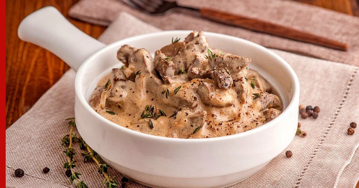 Бефстроганов из курицы на сковороде. Куриный бефстроганов. беф-строганов бефстроганов из говядины. бефстроганов из куриного филе. говядина в сметанном соусе.
