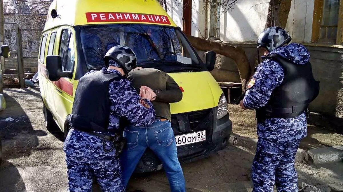 Нападение на скорую. Нападение на фельдшера скорой помощи. Задержание сотрудников скорой помощи. Нападение на автомобиль скорой помощи.