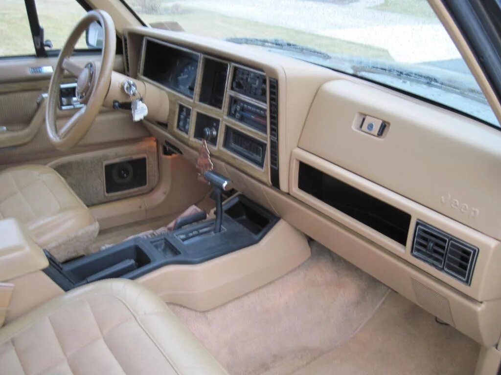У кого какой салон? Перешитый - Jeep Cherokee (XJ), 2,1 л, 1990 года просто так 