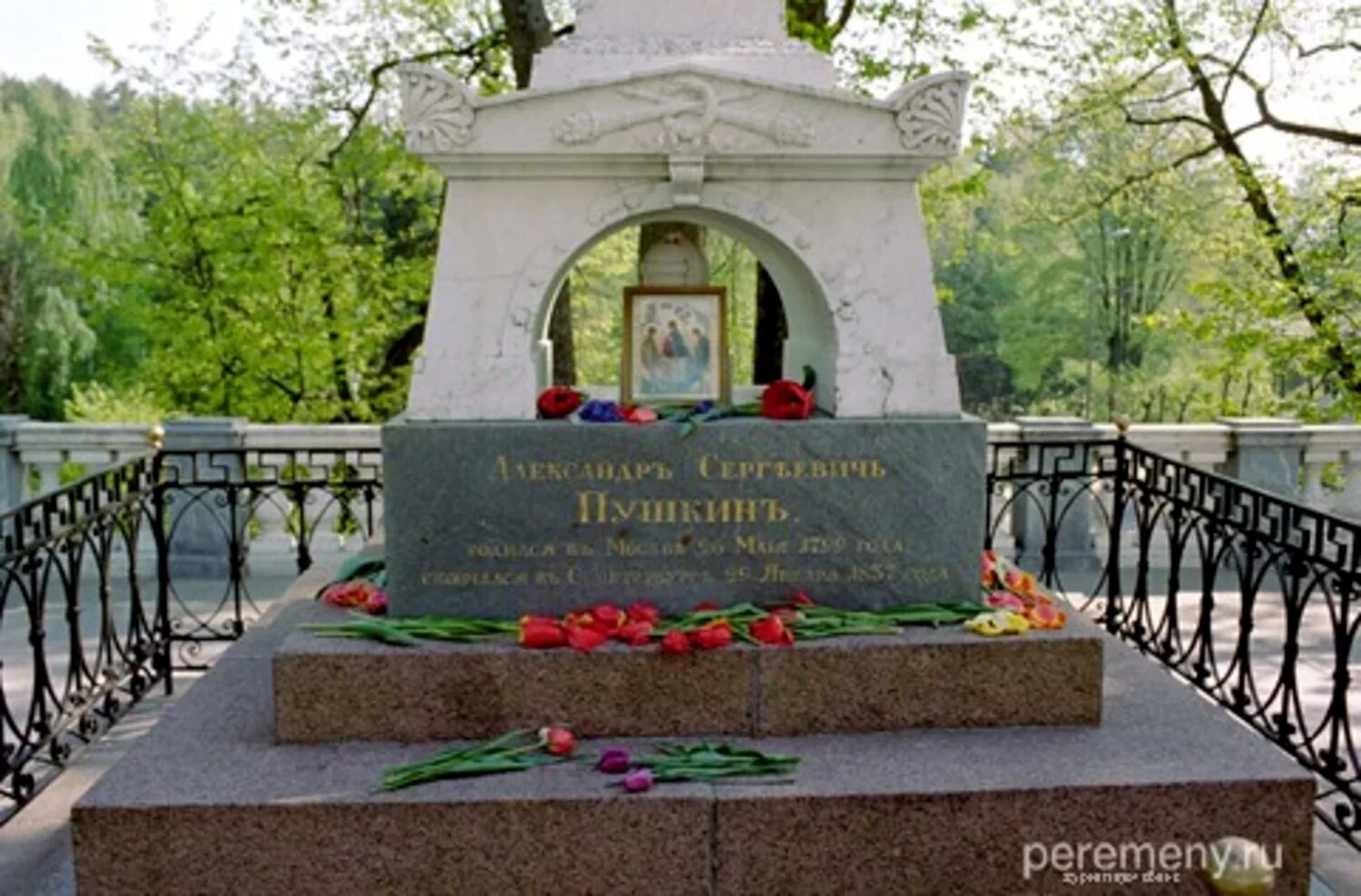 Где кладбище пушкина. Святогорский монастырь могила Пушкина. Пушгоры могила Пушкина.