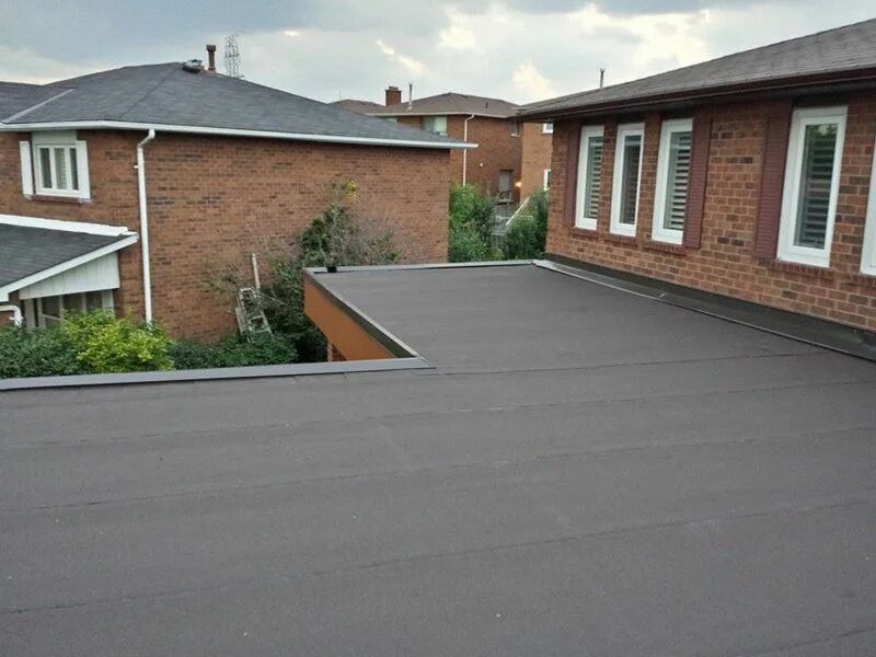 Flat roofing. Рулонная кровля частного дома. Наплавляемая кровля на частный дом. Асфальтовая кровля. Плоская кровля частного дома.