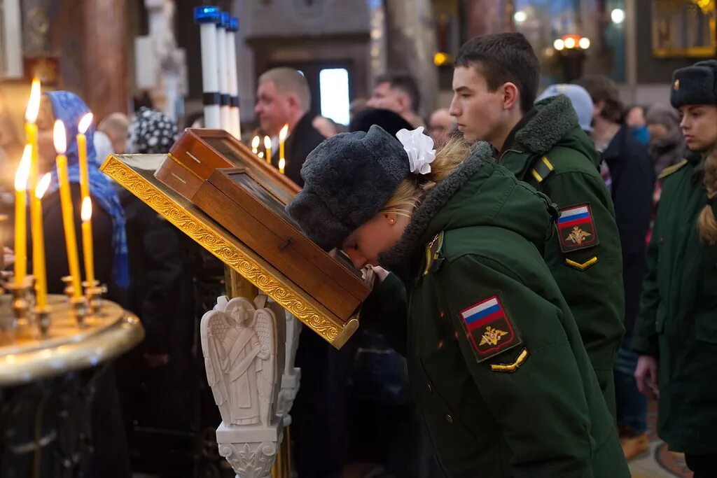 Православные войны на украине. Солдат в храме. Солдат молится в церкви. Солдаты в церкви. Российский солдат Церковь.