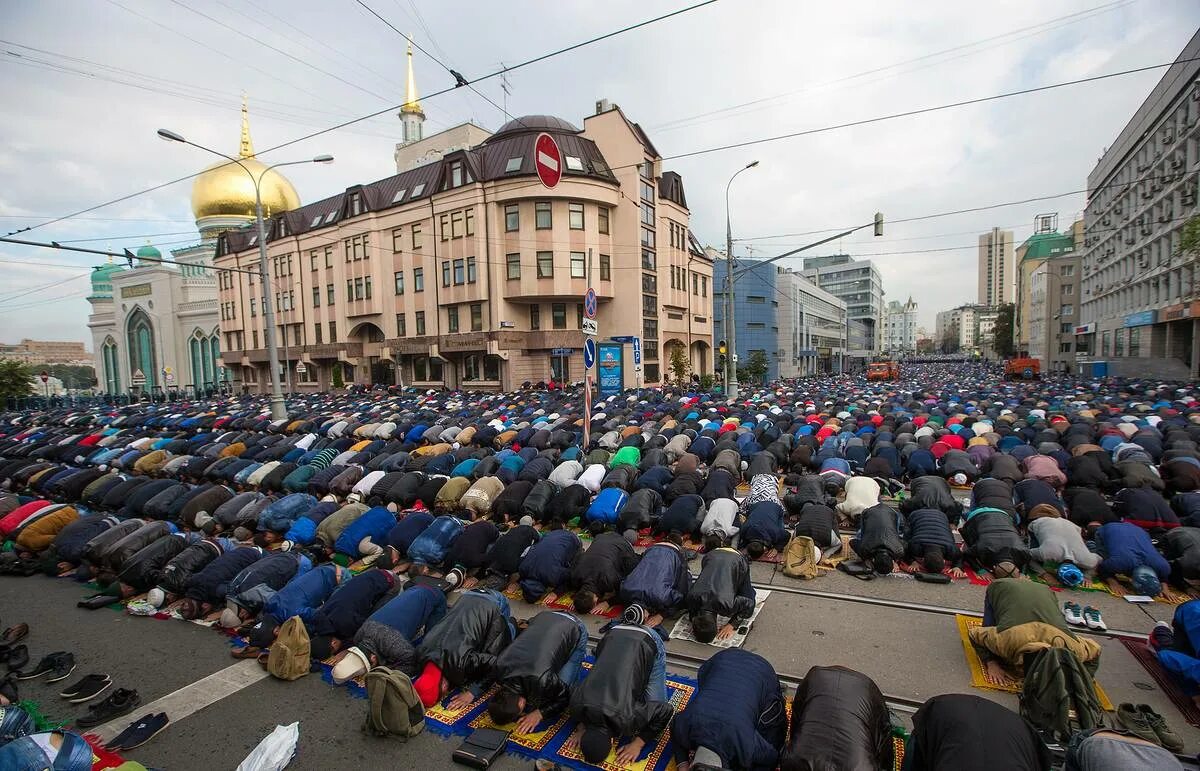 Куйрам байрам в москве. Мавзолей ислама каримова в самарканде. Московская соборная мечеть намаз. Имам соборной мечети в москве. Шахи зинда каримов.