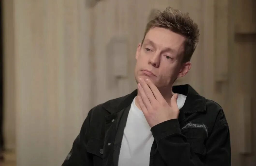 Интервью дудя кучере. Карикатура на интервью дудя. Оскар кучера дудь. Интервью дудя кучере. Дудь и сергей.