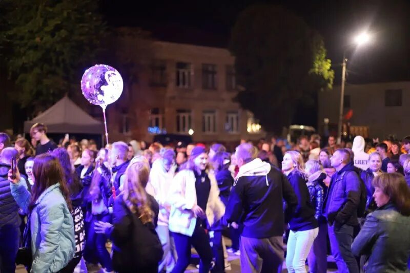 В алексине крутые дискотеки. Детская дискотека воробьиная дискотека. Ностальгия 2000-2010. В алексине крутые дискотеки. Школьники на дискотеке.