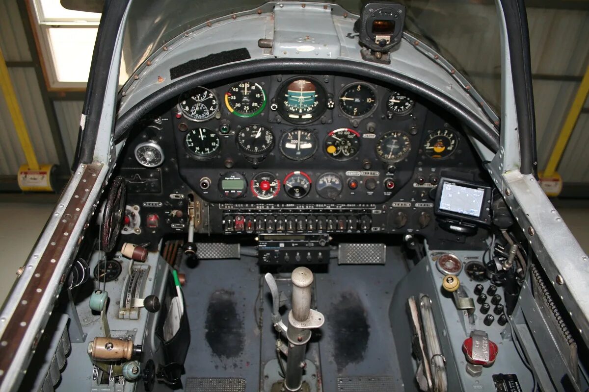 Кабина як. Yak–18t cockpit. кабина cj 900. кабина в-6. т-4 самолёт кабина пилота.