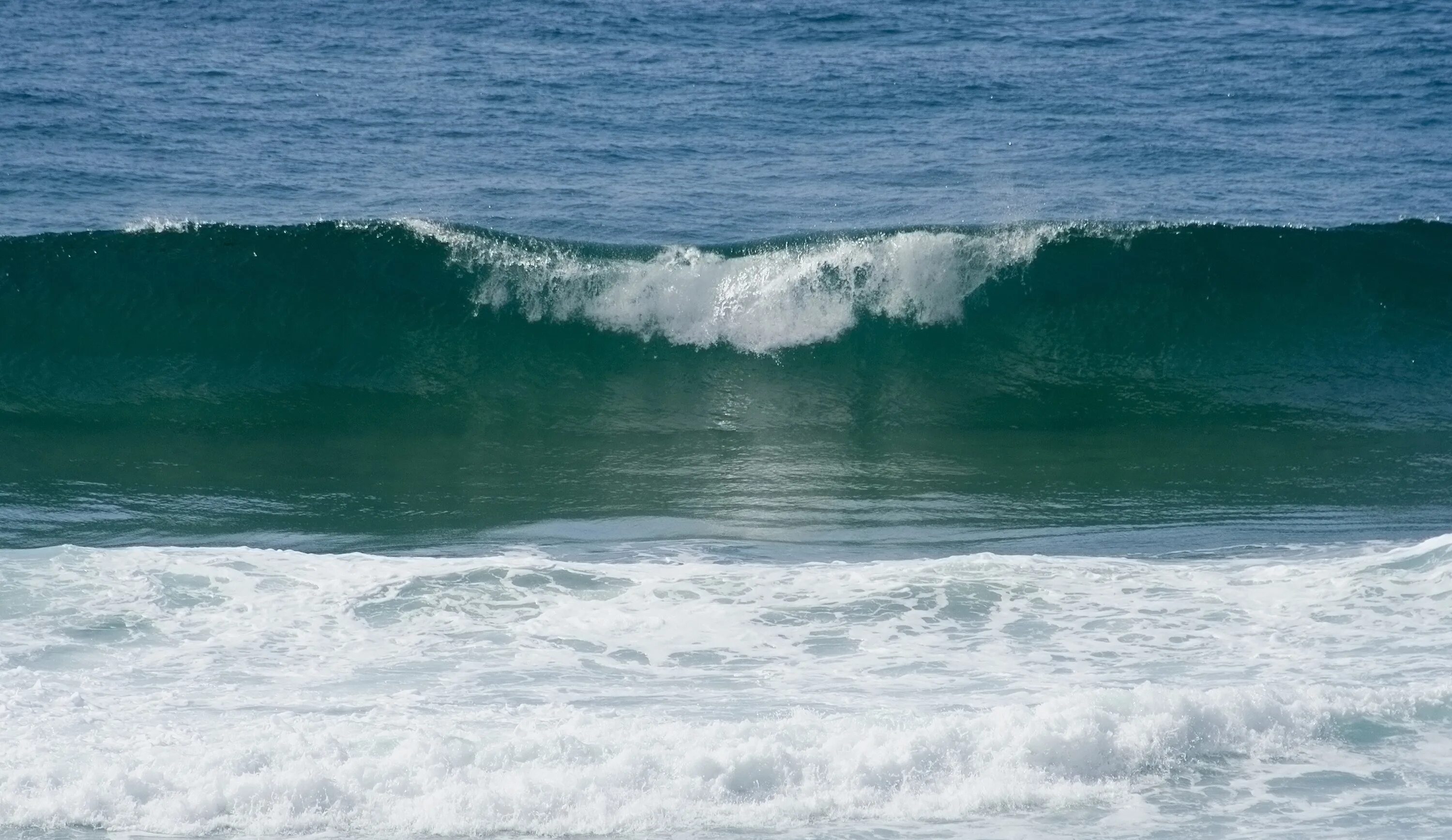 Вблизи края воды. Квадратные волны фото. Кромка моря. Квадратные волны на берегу океана. Квадратные волны в море.