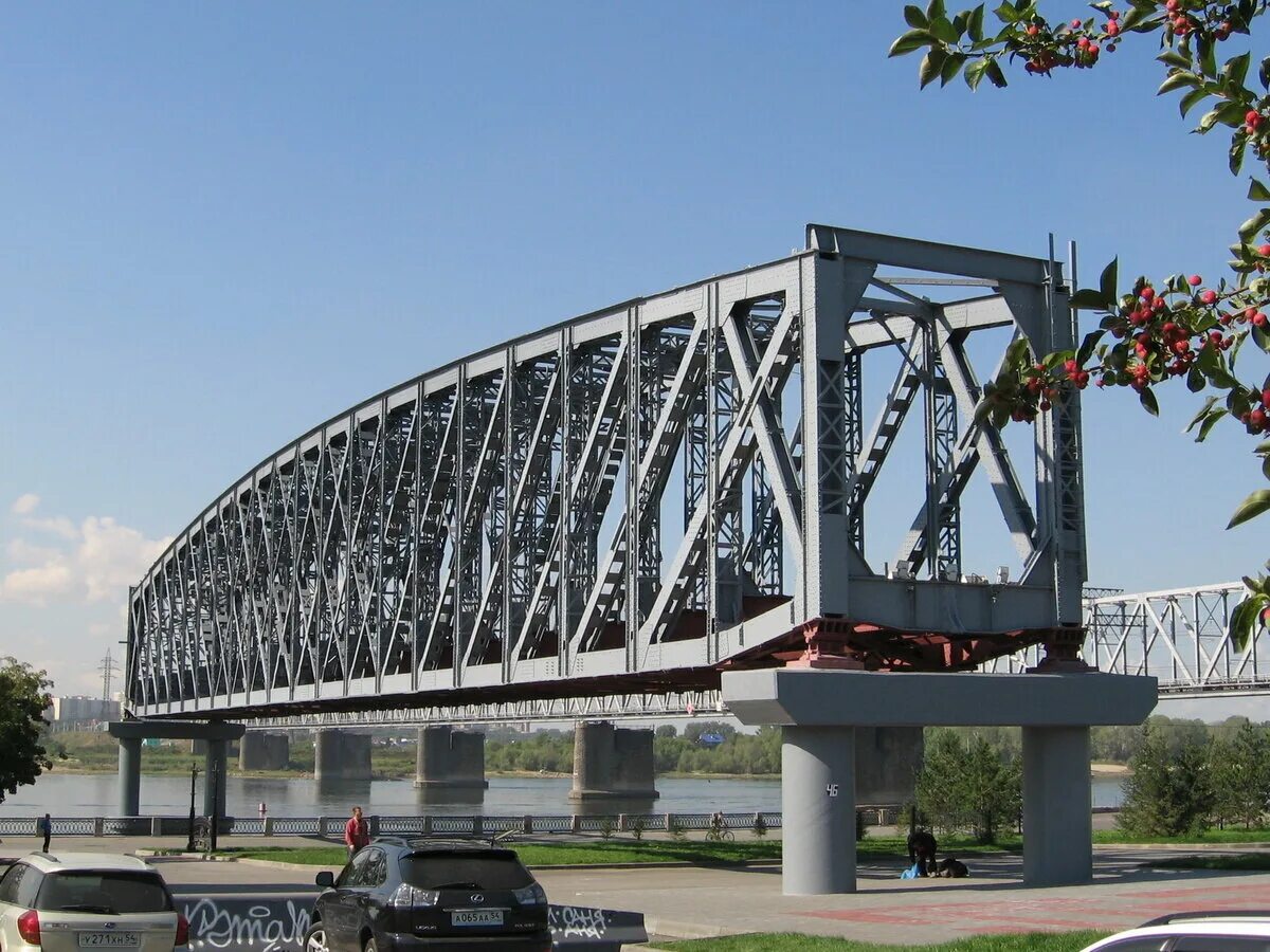 Памятник первому мосту через Обь в Новосибирске. Памятник железнодорожному мосту в Новосибирске. Железнодорожный мост через Обь Новосибирск. Пролет моста в Новосибирске памятник. Фрагмент моста