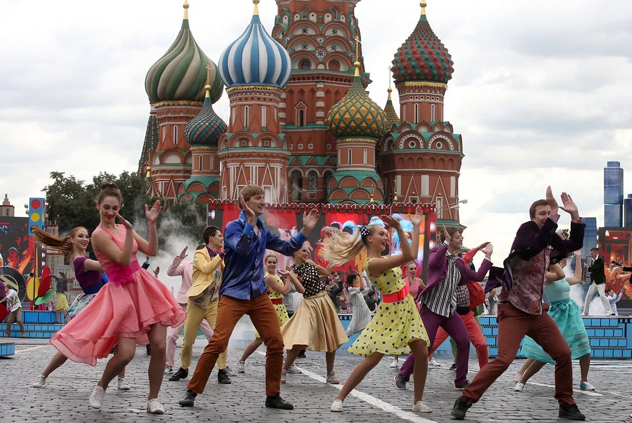 Красная площадь праздник. Праздник в городе. С днем города Москва. Гуляния на красной площади. Весело сегодня в москве украина