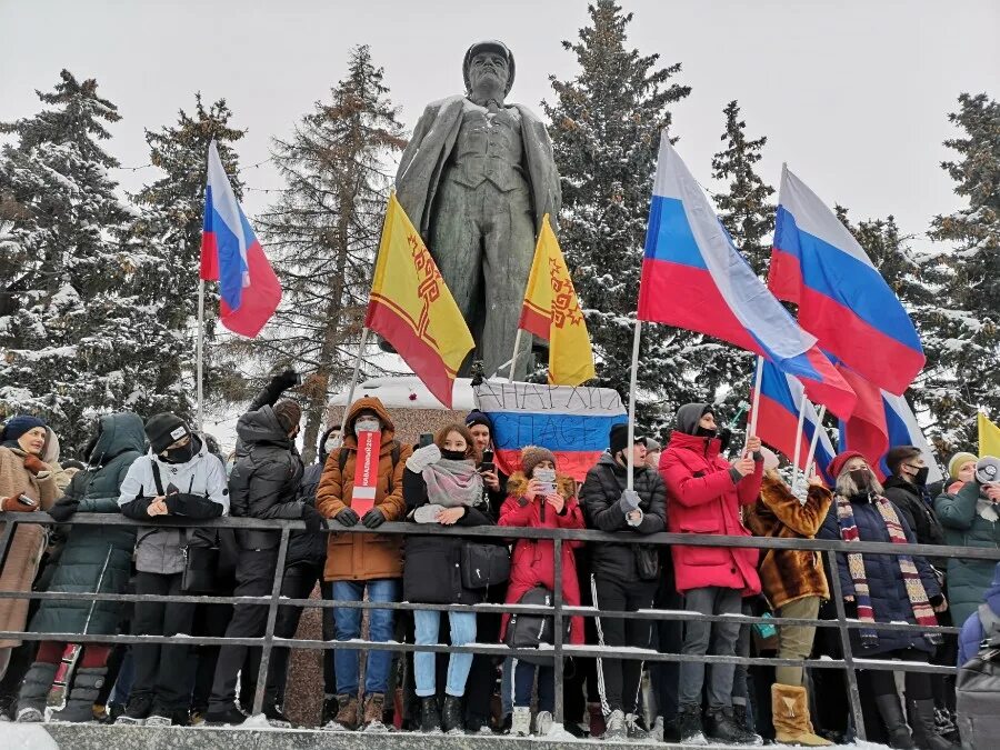 Митинг ук. Трубадур на митинге Чебоксар возле памятника.