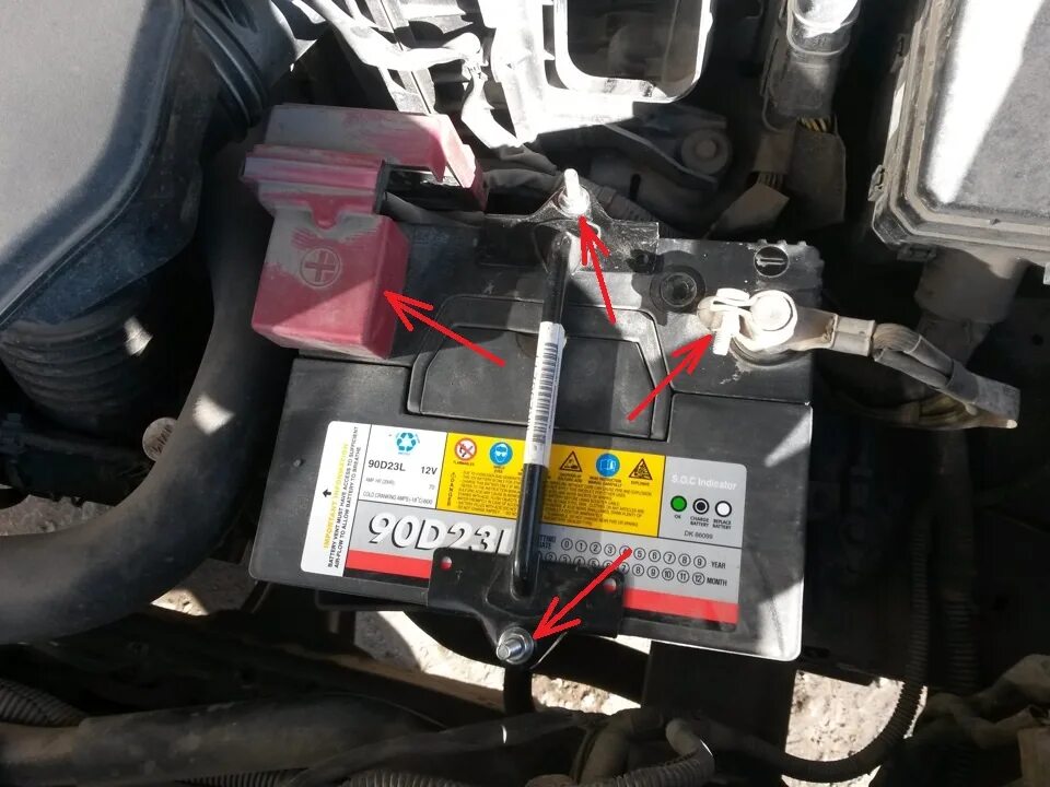 Митсубиси аутлендер 2.4 какой аккумулятор. Аккумулятор mitsubishi outlander xl 2.4. outlander xl 2.4 крепление аккумулятора. outlander 2012 аккумулятор.
