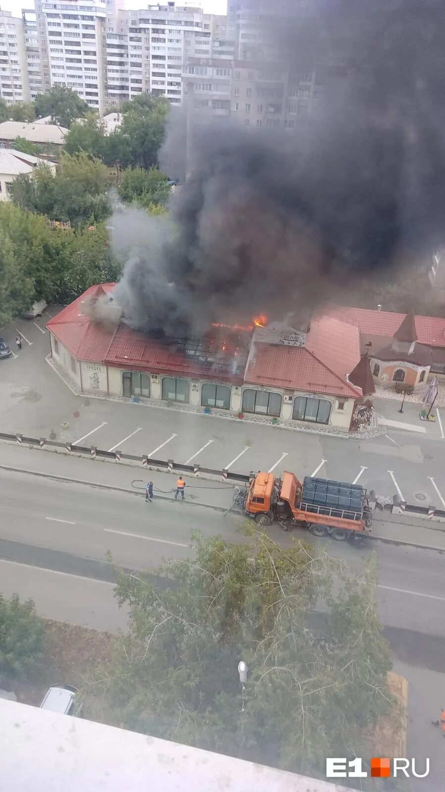 В екатеринбурге сгорел дом. Пожар в екатеринбурге сегодня сейчас на уралмаше. 11. Пожар в екатеринбурге 10. Пожары эффектные.