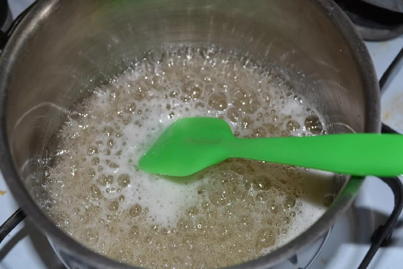 Домашний сахар на воде рецепт. Приготовление сиропа. Приготовление сахарного сиропа. Варка сиропа. Сахарный сироп на плите.