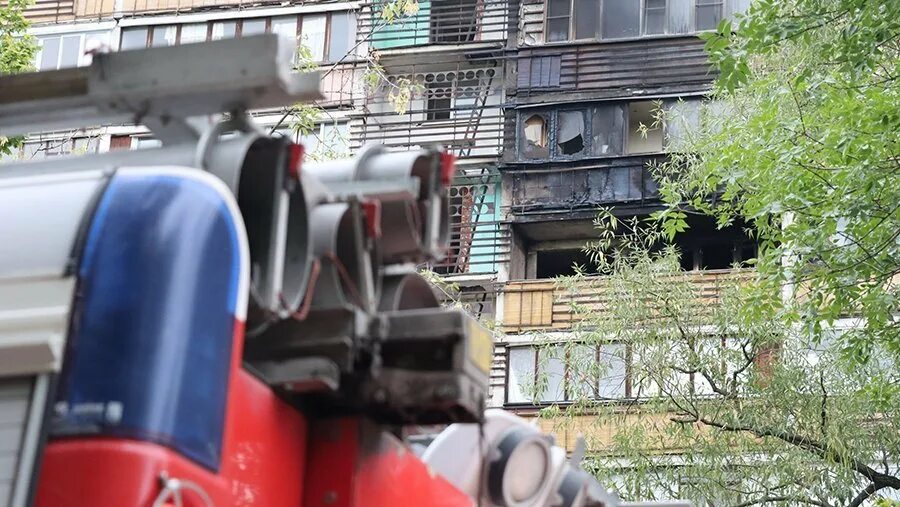 Пожар в коптево сегодня. Пожар на балконе. Пожар в Москве. Пятиэтажки в Москве. Пожар в Бибирево.