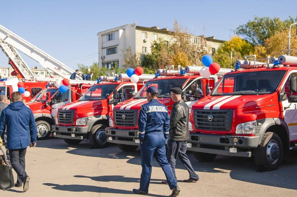 Выставка пожарной техники Астрахань. Пожарный за рулем. Пожарно спасательная выставка