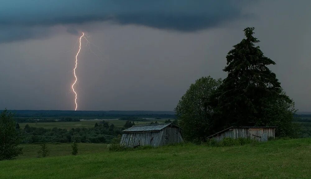 Грози село. Гроза в деревне. Молния в деревне. Молния над деревней. Ночная гроза в деревне.