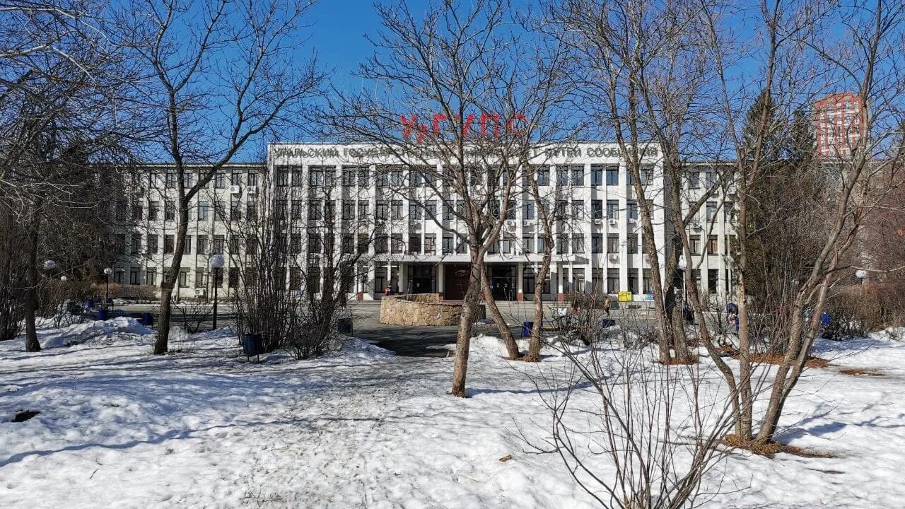 Парк УрГУПС в лучах осени. Кадры Елена Красулина. ТЕ Типичный Екатеринбург