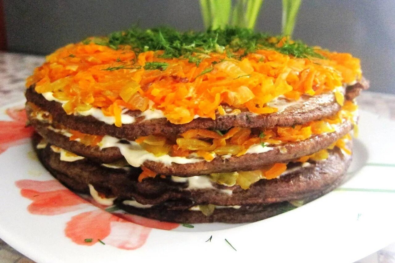 Сделать печеночный торт из говяжьей. Торт печёночный из куриной печени с морковью и луком. печеночный торт с морковью. печеночный торт с луком и морковью. торт из печени говяжьей с морковью и луком.