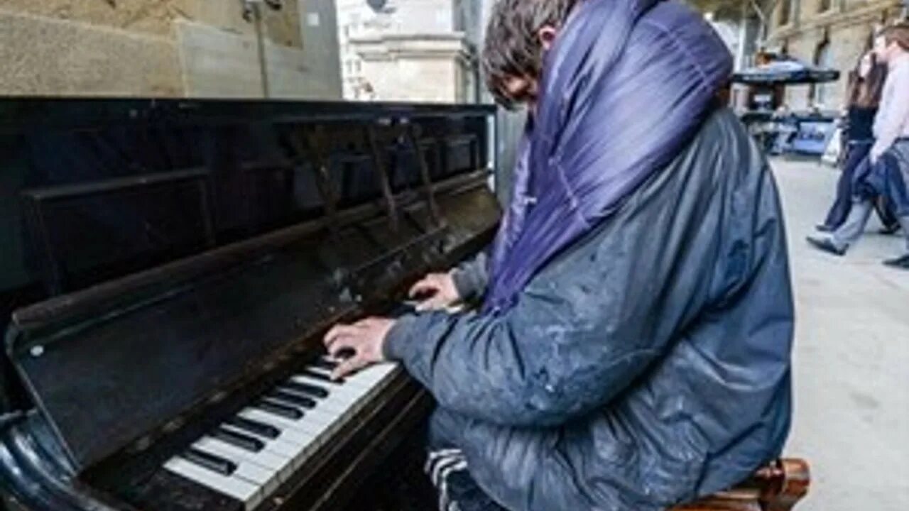 Авель пианист слушать. Бомж за фортепиано. Пиано Мэн бродячие. Piano man. Black playing Piano un the Street.